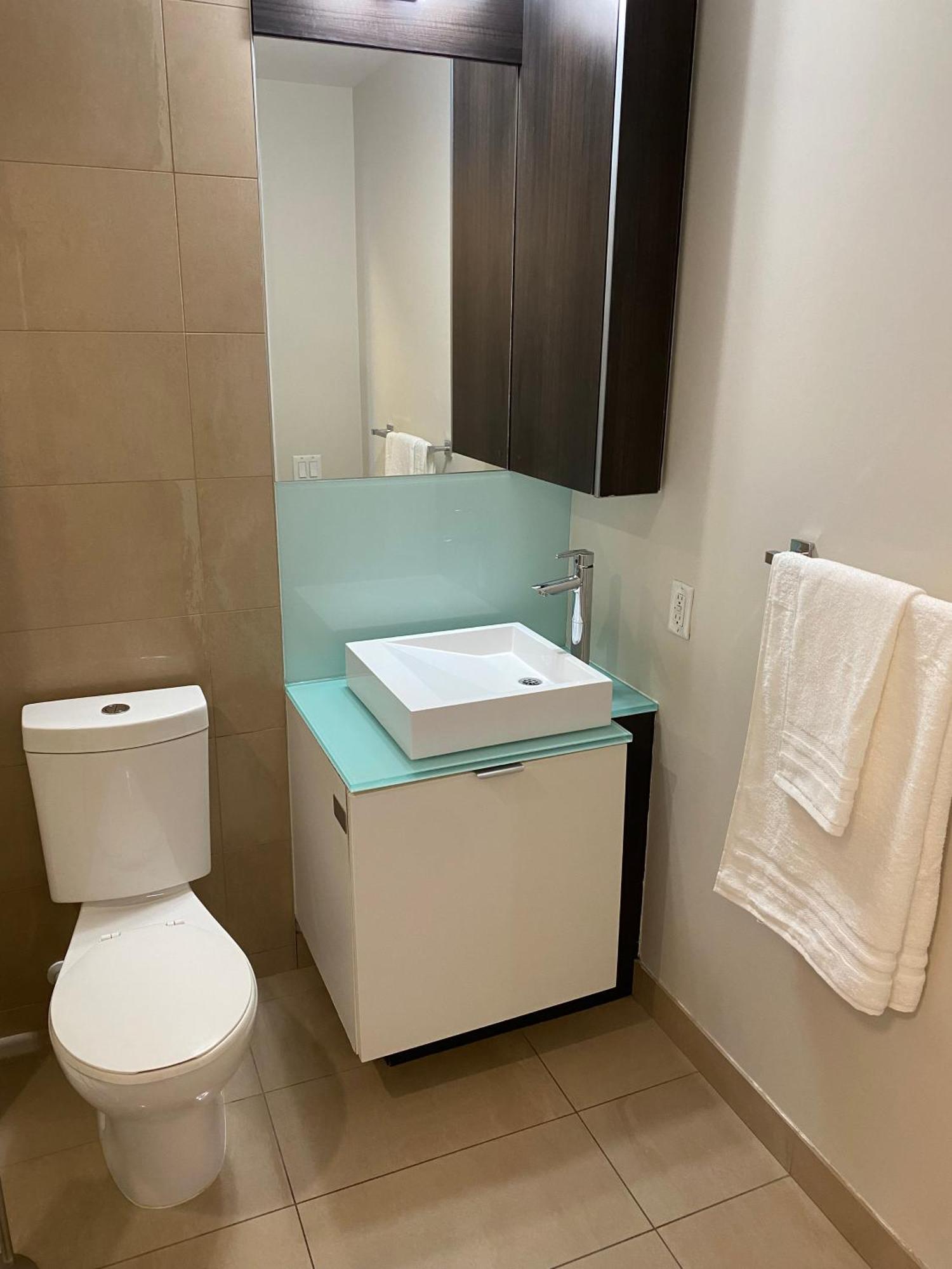 Central Toronto Suite - Free Parking, City Views, Near Cn Tower Kültér fotó